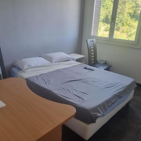 New Cheap Private Room, Kitchen , Overwieuw Sea,Tram On Spot, 12 Minutes From Nice Train Station With Tram , Beach In 17 Min Tram , Chambre Privee Pas Cher, Cuisine Equipee , Tram Sur Place, Apercu Mer, 12 Min De La Gare De Nice Avec Le Tram, 17 Min Номер фото