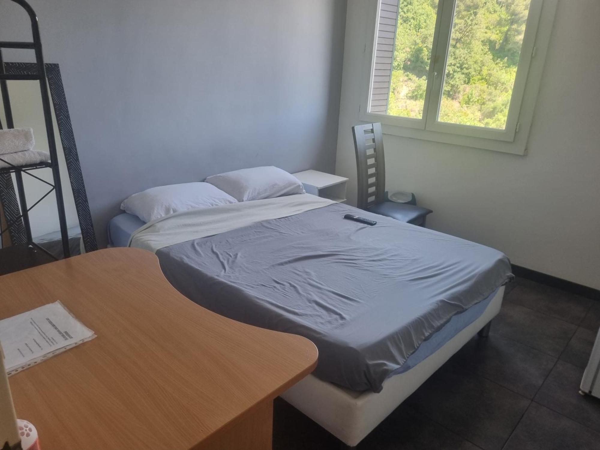 New Cheap Private Room, Kitchen , Overwieuw Sea,Tram On Spot, 12 Minutes From Nice Train Station With Tram , Beach In 17 Min Tram , Chambre Privee Pas Cher, Cuisine Equipee , Tram Sur Place, Apercu Mer, 12 Min De La Gare De Nice Avec Le Tram, 17 Min Номер фото