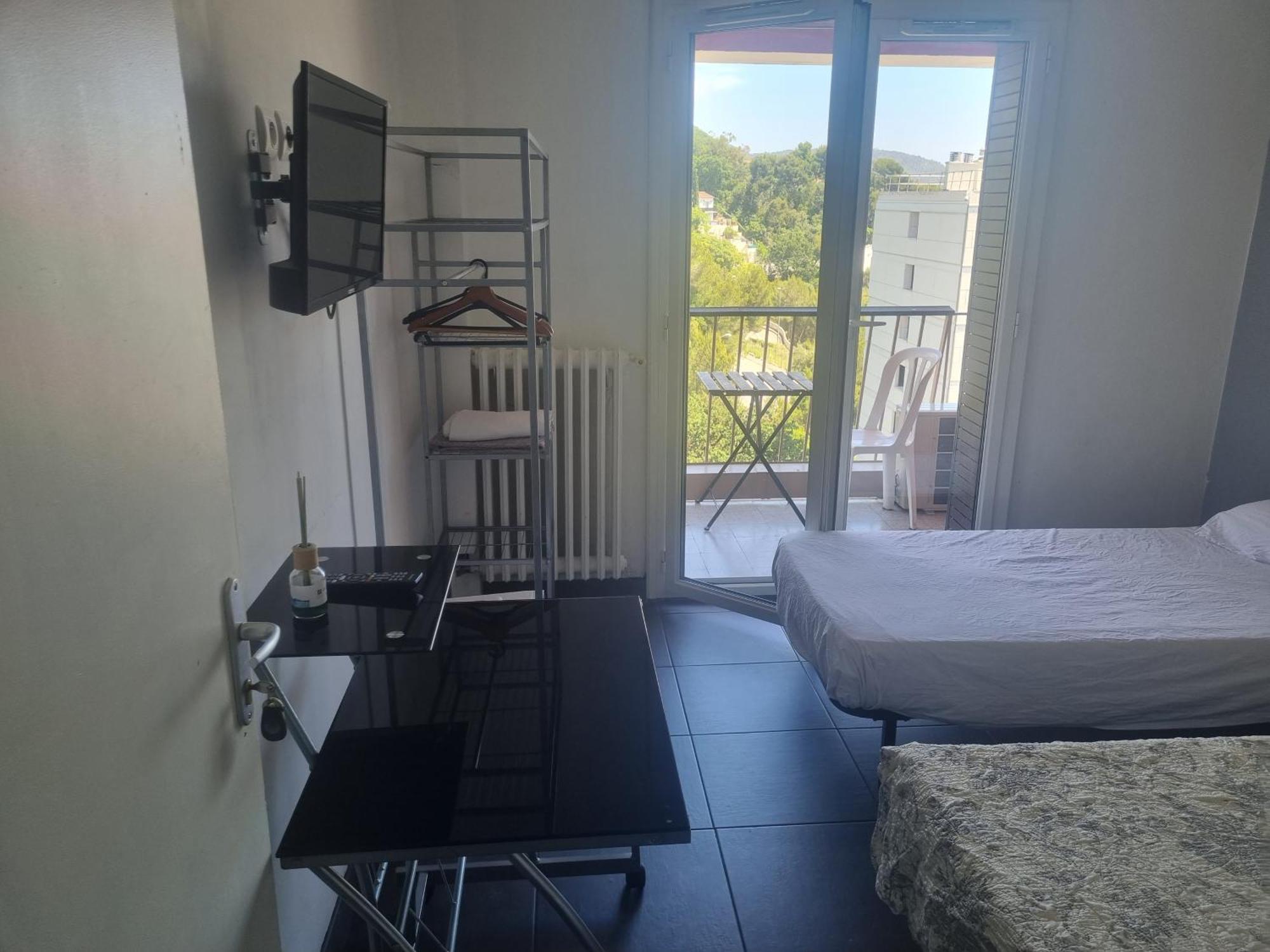 New Cheap Private Room, Kitchen , Overwieuw Sea,Tram On Spot, 12 Minutes From Nice Train Station With Tram , Beach In 17 Min Tram , Chambre Privee Pas Cher, Cuisine Equipee , Tram Sur Place, Apercu Mer, 12 Min De La Gare De Nice Avec Le Tram, 17 Min Номер фото